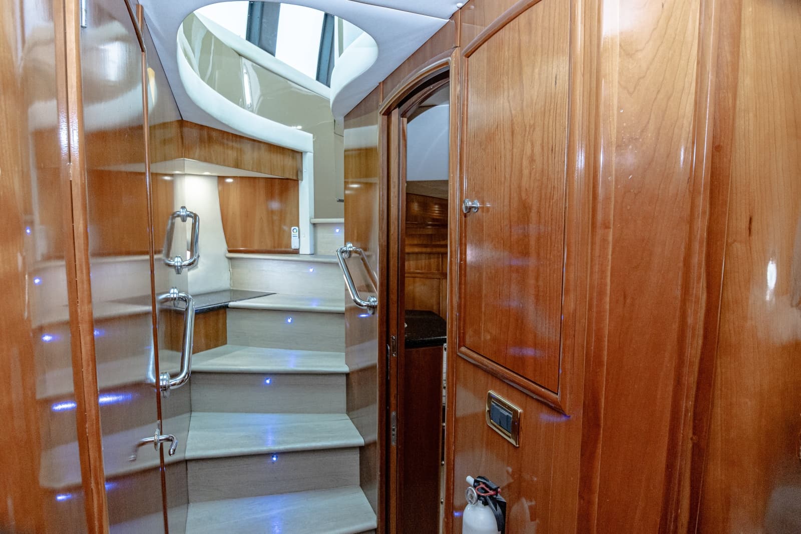 2002 Carver 530 Voyager Sky Lounge - Photo 17