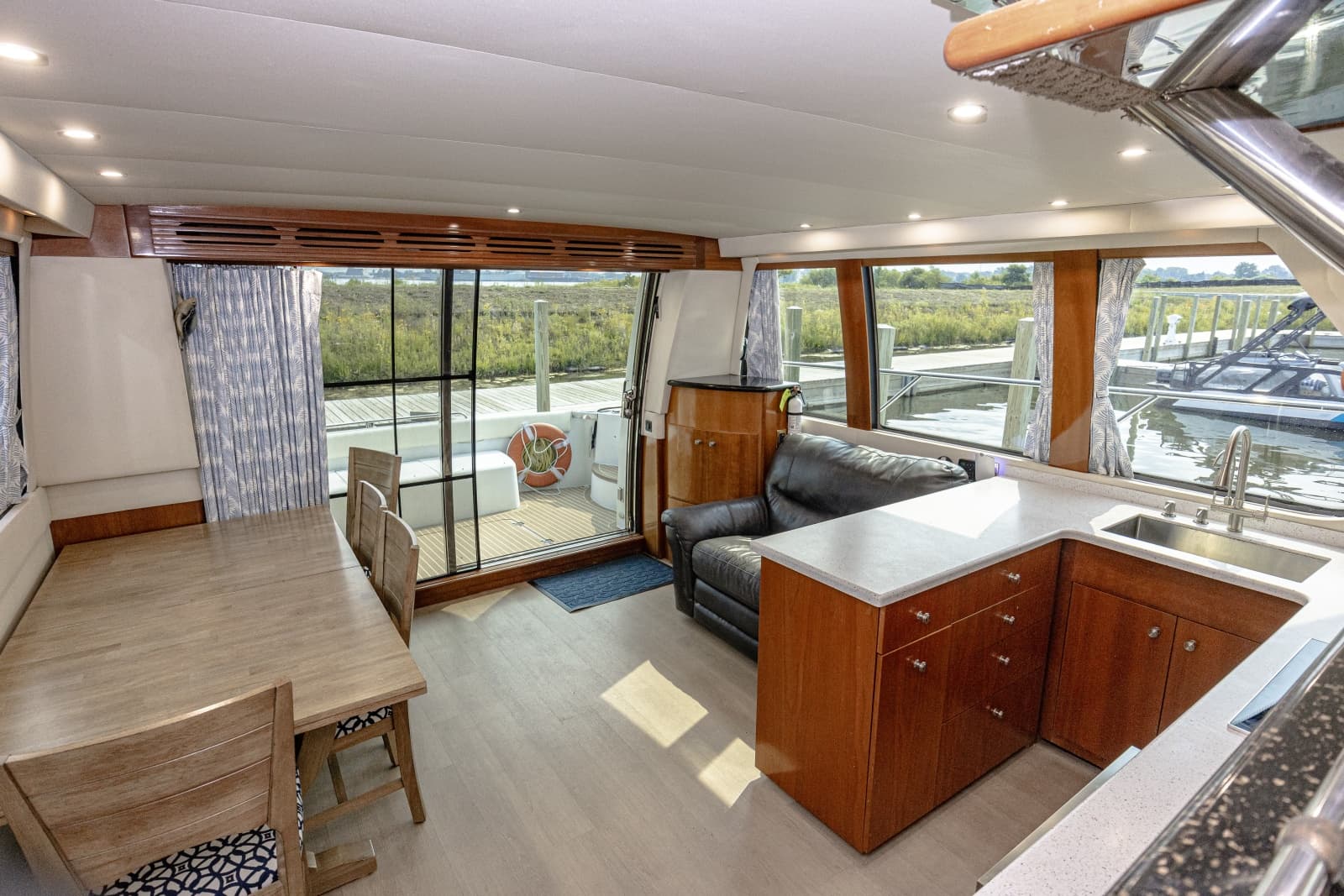 2002 Carver 530 Voyager Sky Lounge - Photo 32