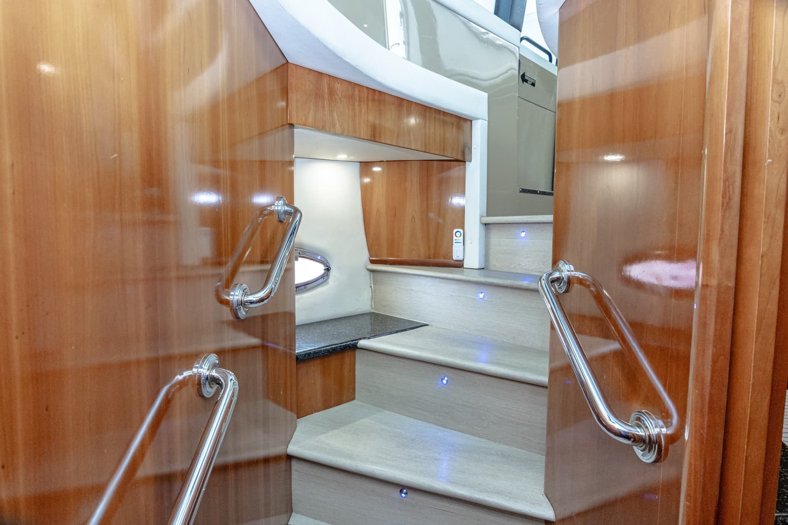 2002 Carver 530 Voyager Sky Lounge - Photo 30
