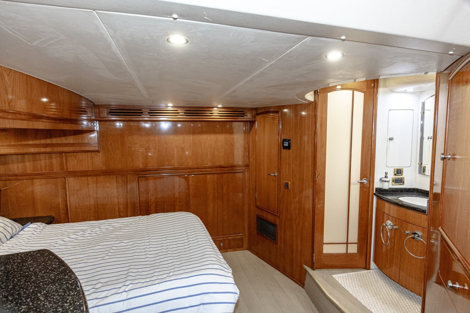 2002 Carver 530 Voyager Sky Lounge - Photo 18