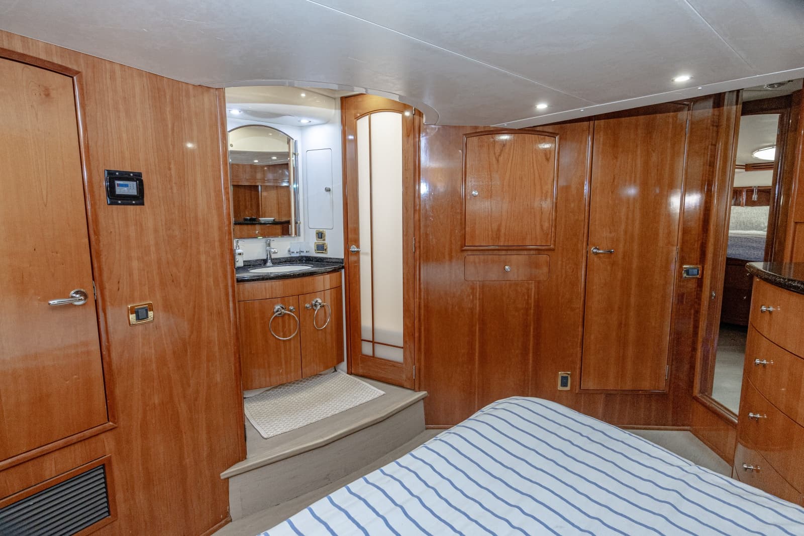 2002 Carver 530 Voyager Sky Lounge - Photo 24