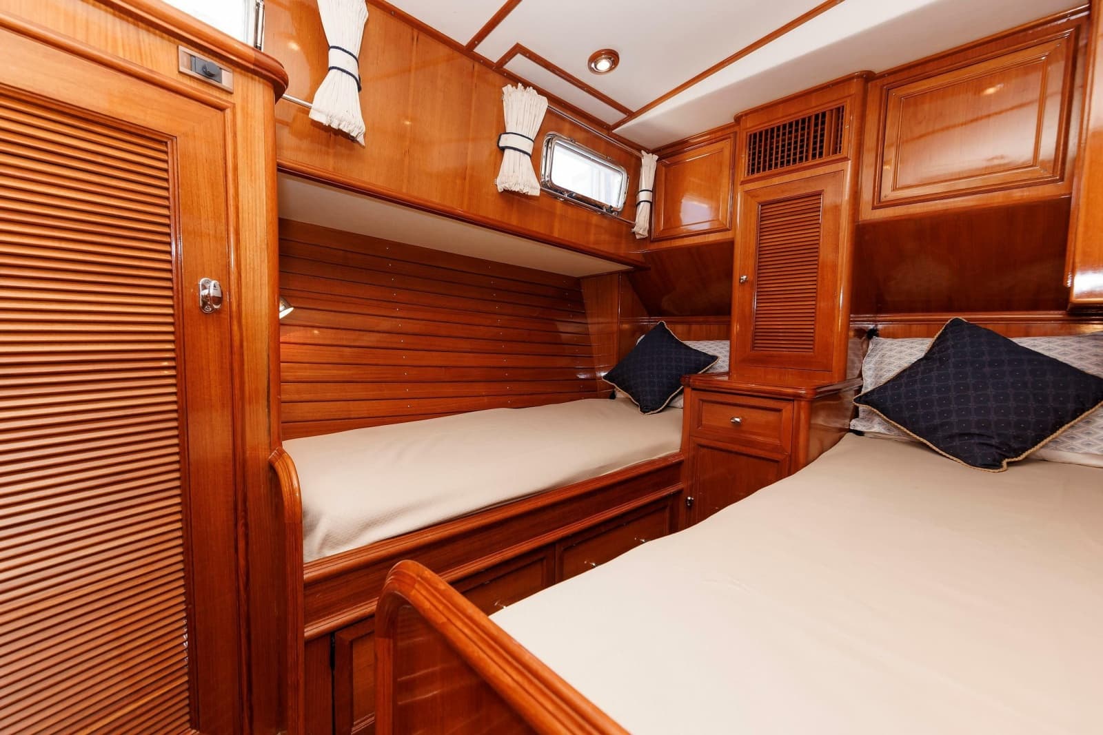 2006 Grand Banks 47 Eastbay Fly Bridge - Photo 31