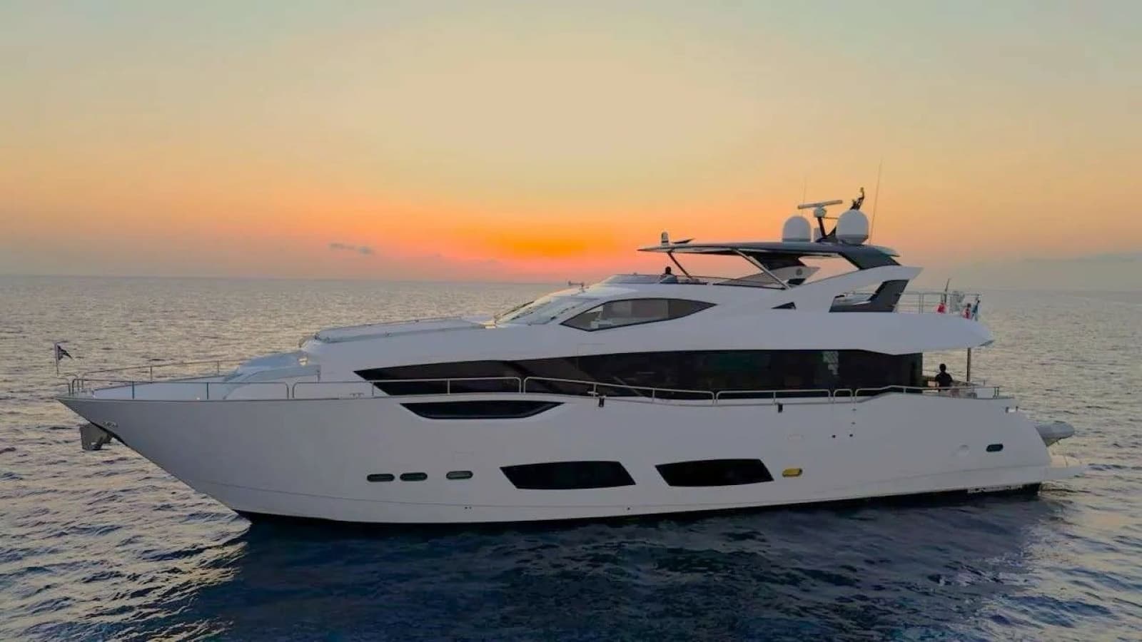 2022 Sunseeker 95 - Photo 1