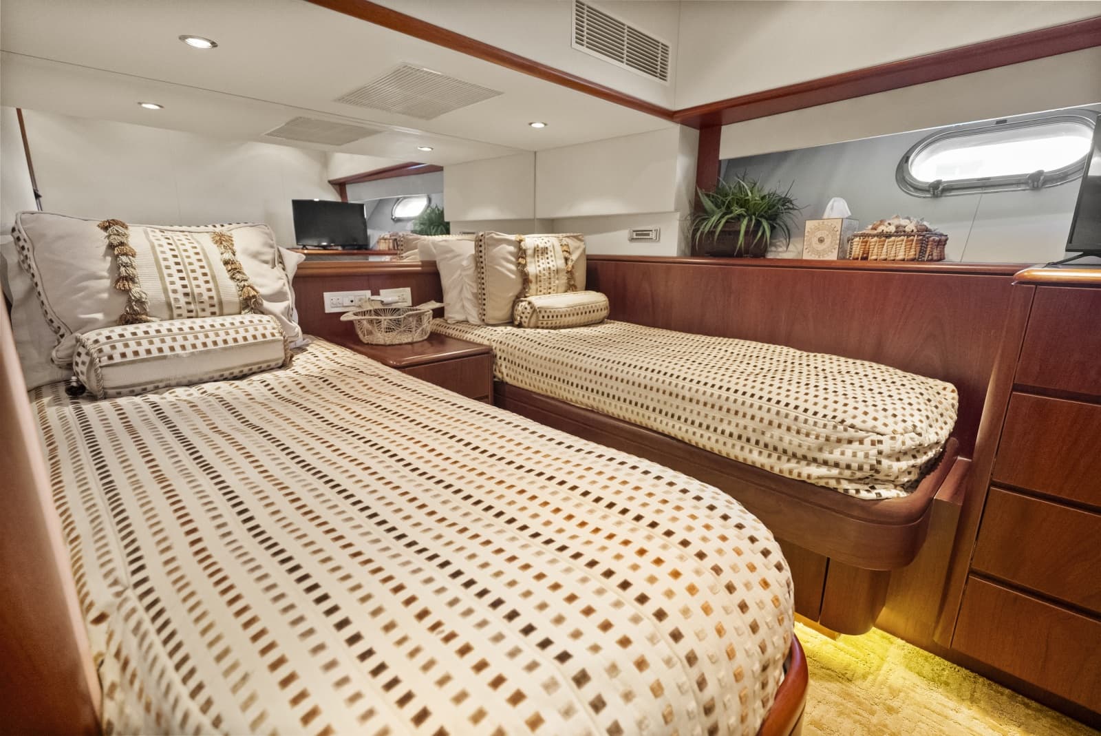 2004 Cheoy Lee Flybridge - Photo 38