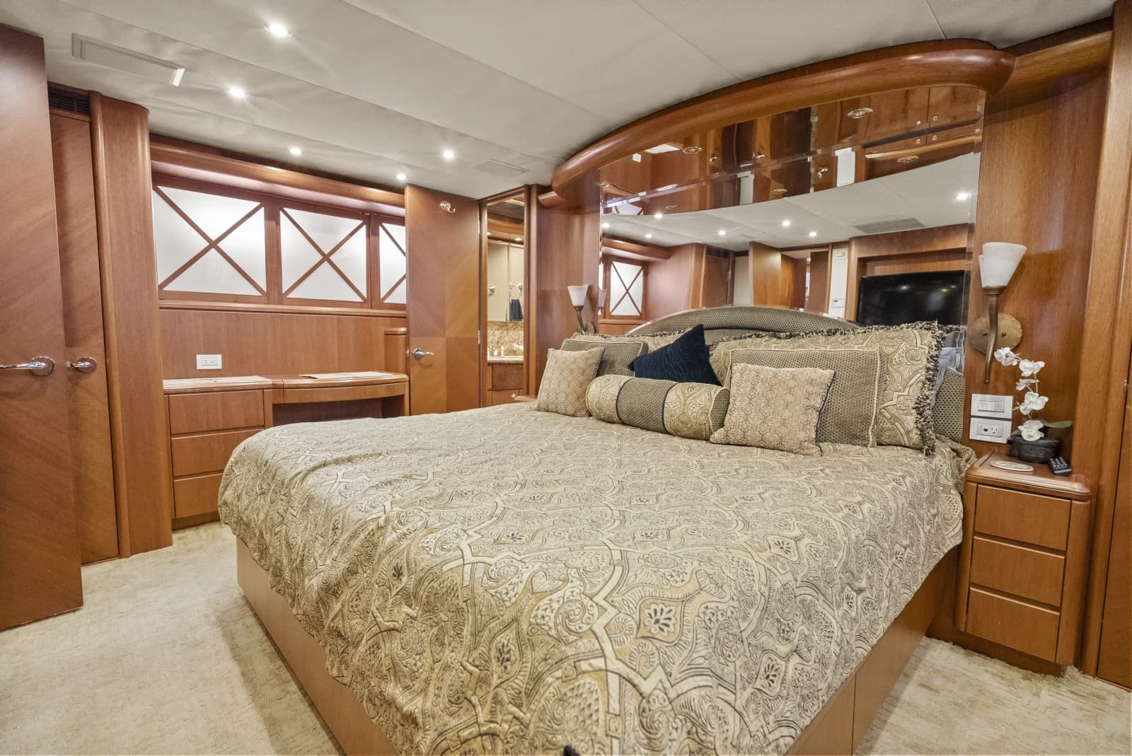 2004 Cheoy Lee Flybridge - Photo 32