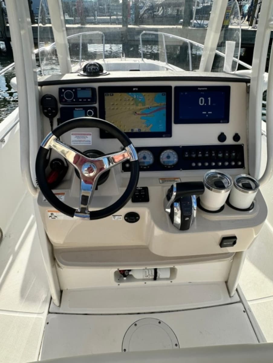 2018 Boston Whaler  - Photo 7