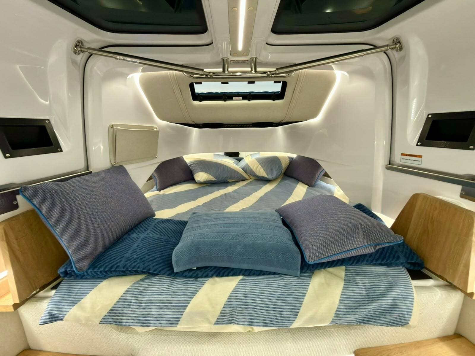 2026 Axopar 37 XC Cross Cabin - Photo 3