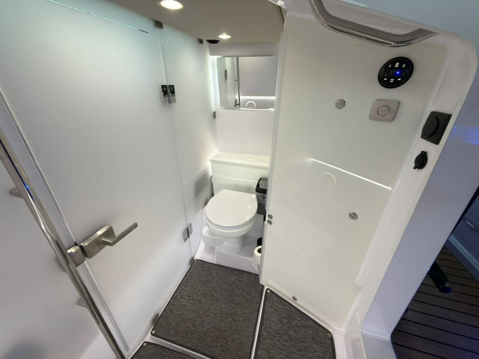 2026 Axopar 37 XC Cross Cabin - Photo 5