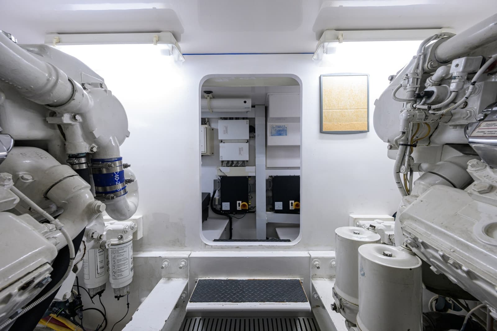 2002 Viking 61 Convertible - Photo 111
