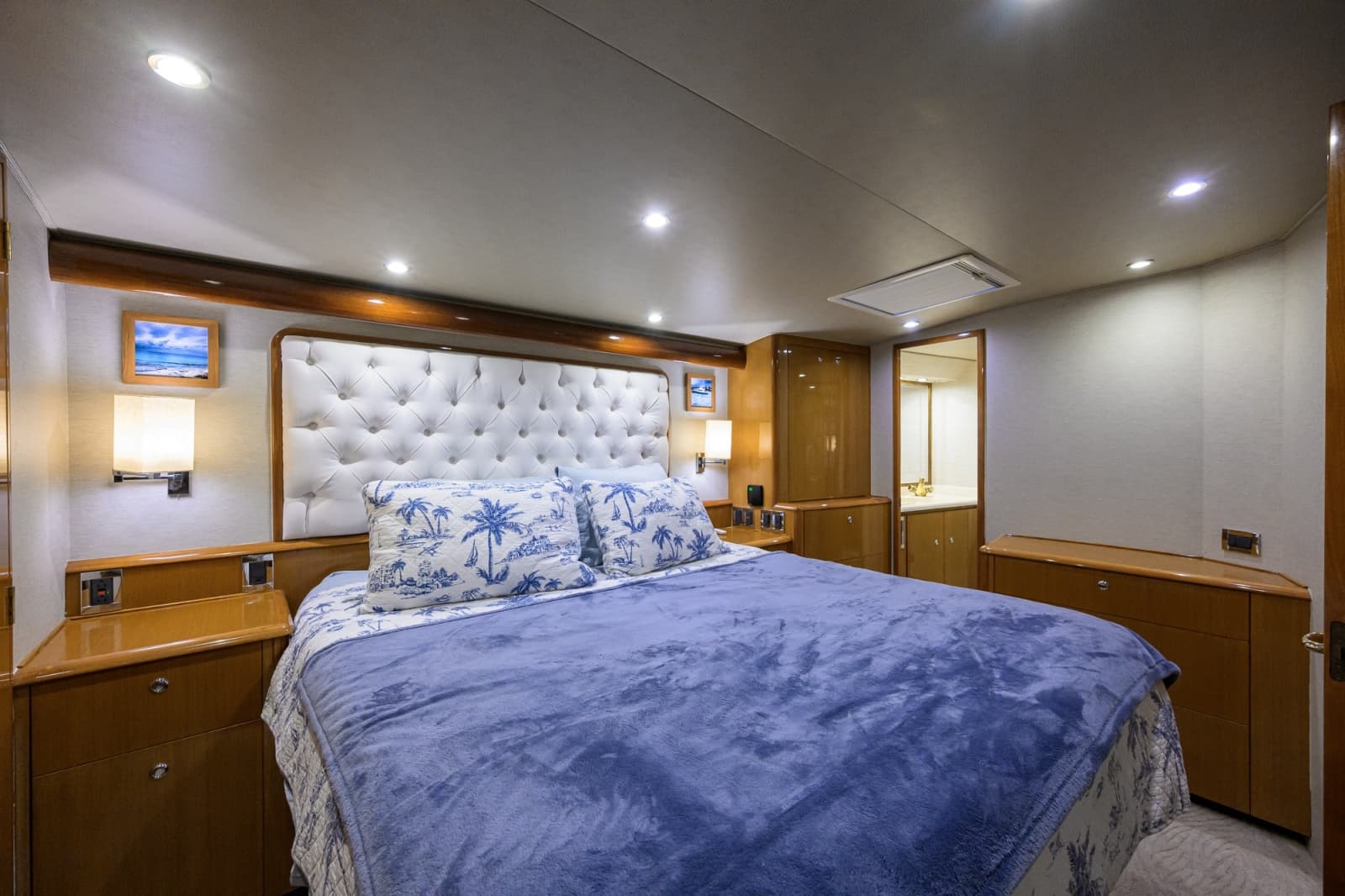 2002 Viking 61 Convertible - Photo 42