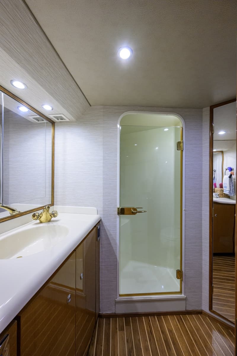 2002 Viking 61 Convertible - Photo 46