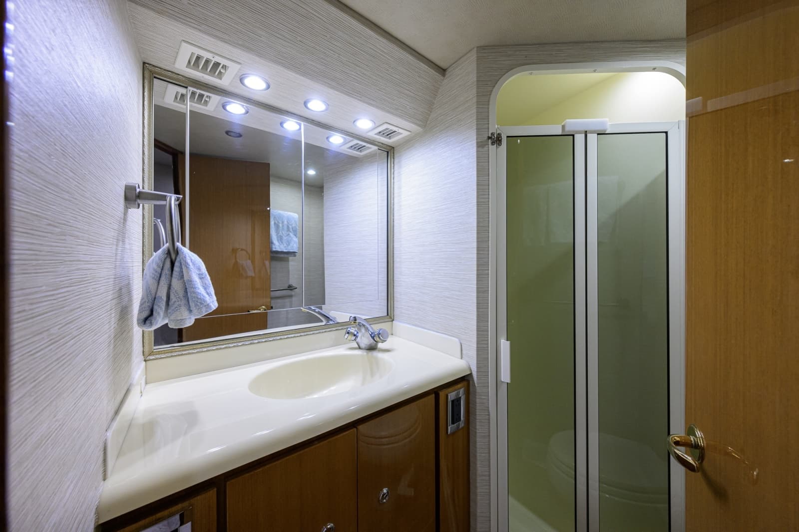 2002 Viking 61 Convertible - Photo 67