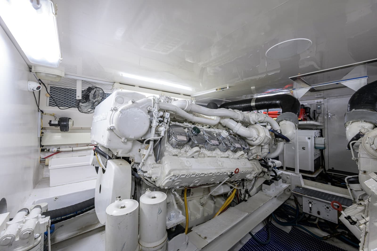 2002 Viking 61 Convertible - Photo 112