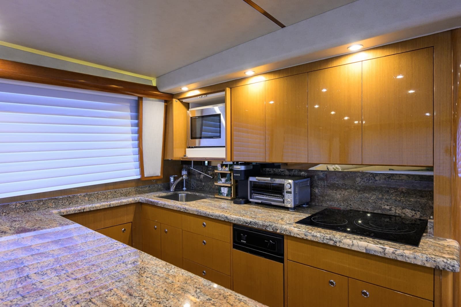 2002 Viking 61 Convertible - Photo 53