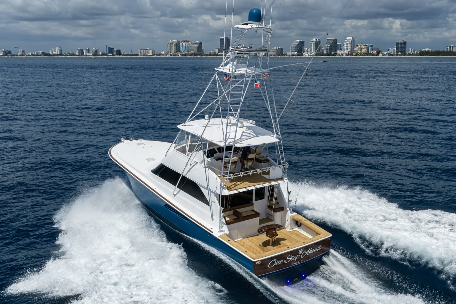 2002 Viking 61 Convertible - Photo 5