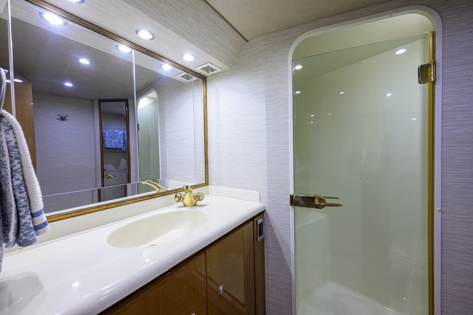 2002 Viking 61 Convertible - Photo 47