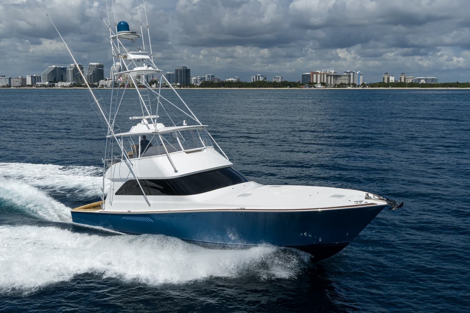 2002 Viking 61 Convertible - Photo 20