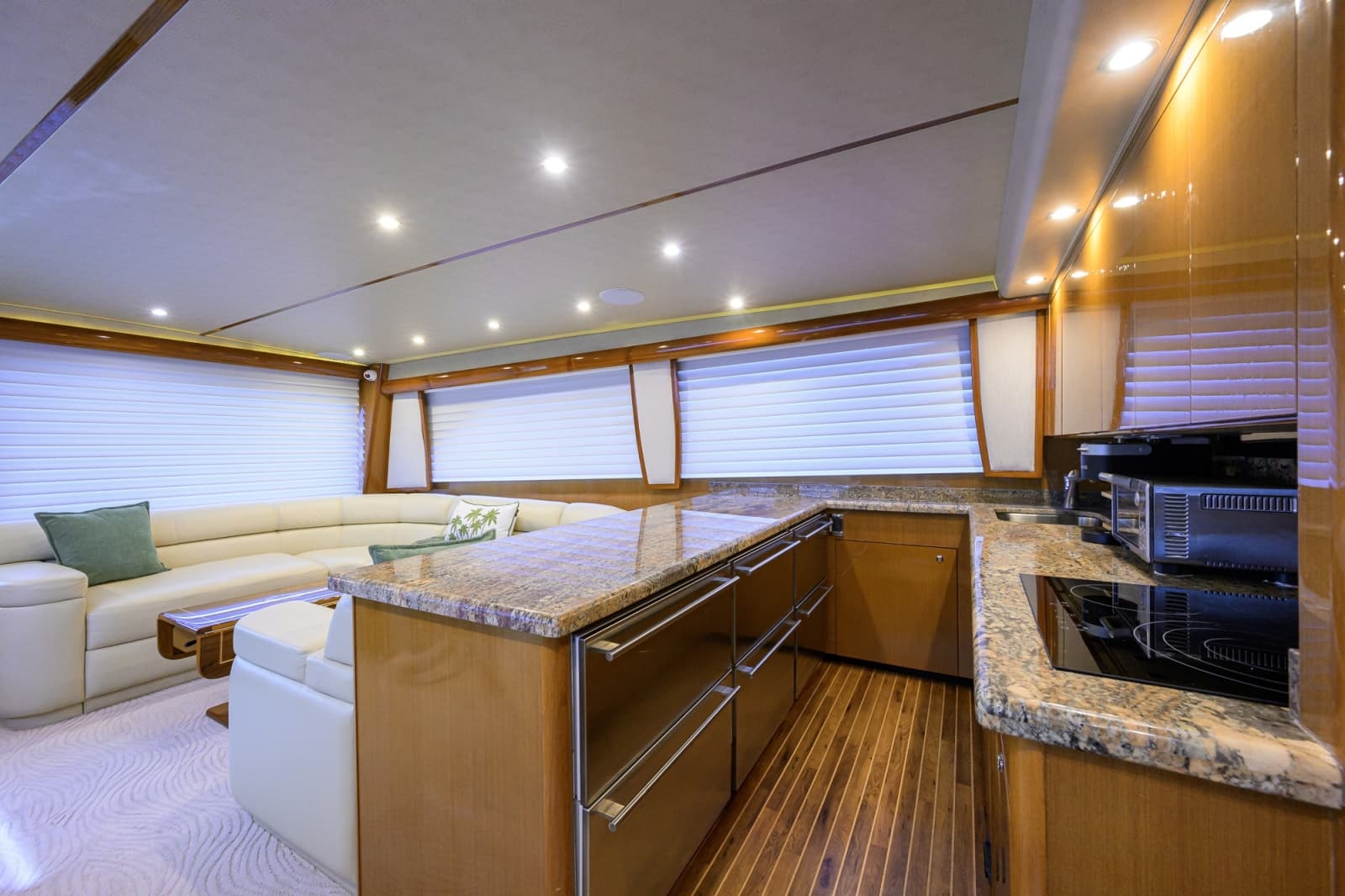 2002 Viking 61 Convertible - Photo 54