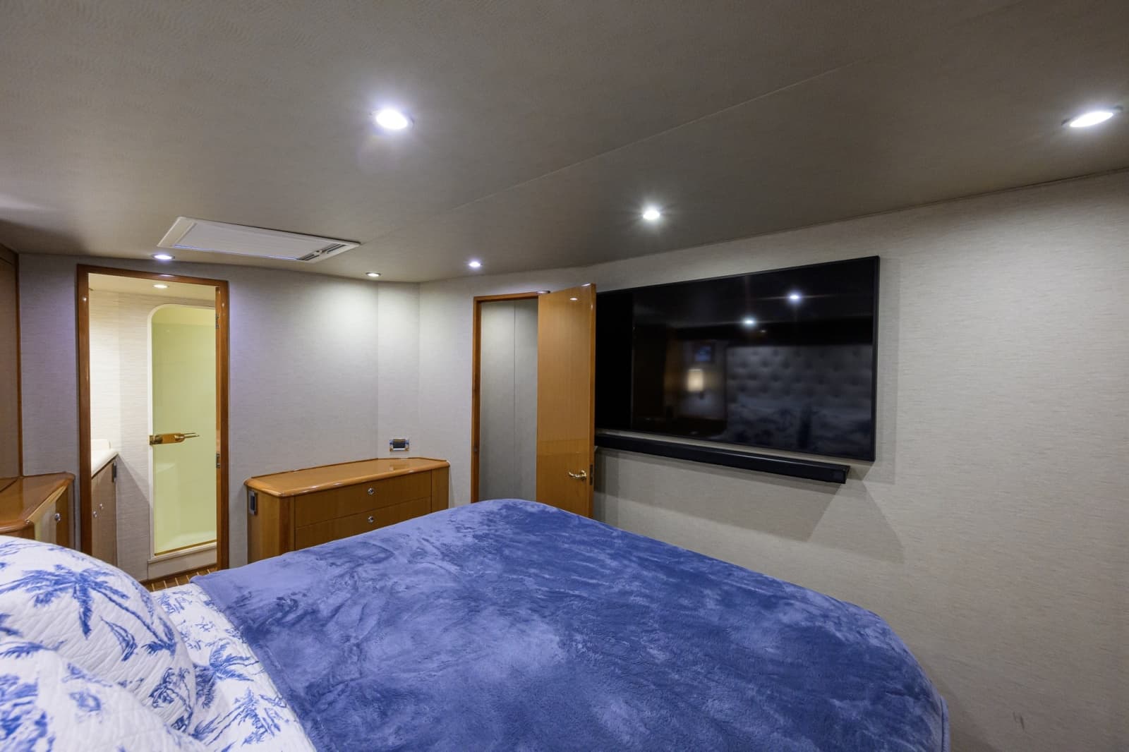 2002 Viking 61 Convertible - Photo 43