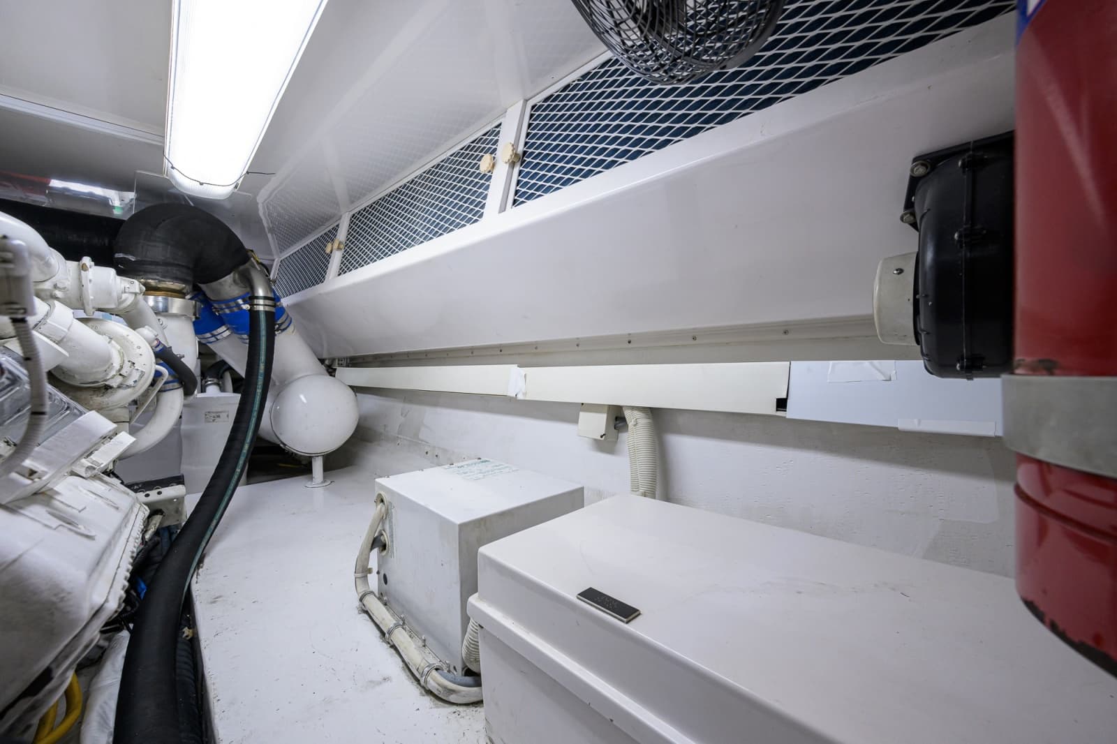 2002 Viking 61 Convertible - Photo 99