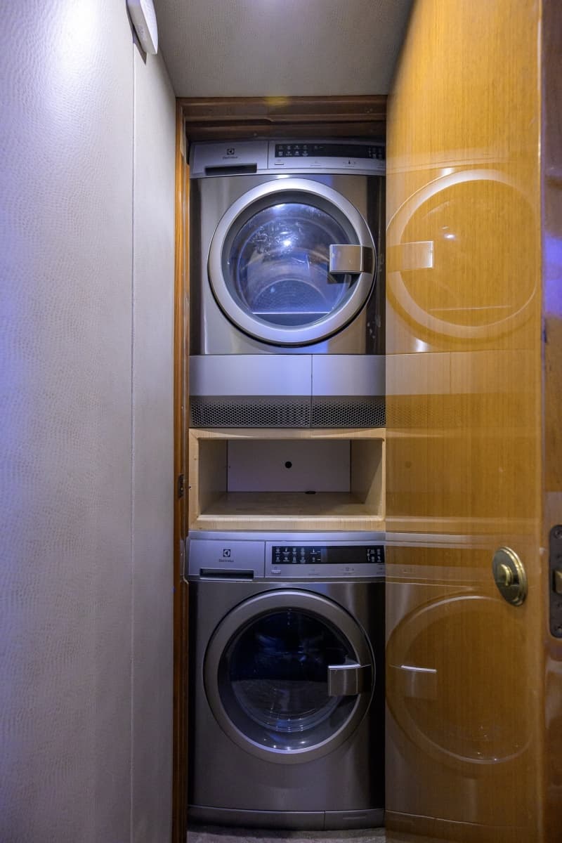 2002 Viking 61 Convertible - Photo 63