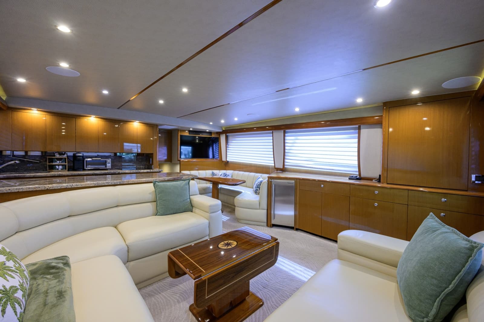2002 Viking 61 Convertible - Photo 37