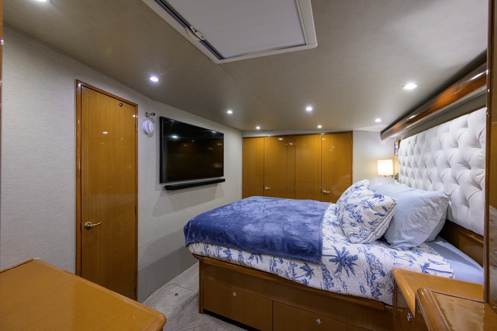 2002 Viking 61 Convertible - Photo 41