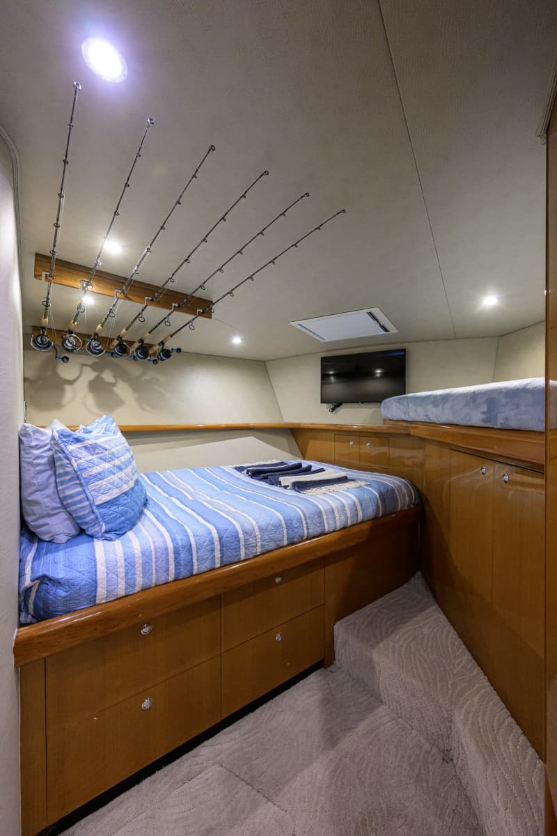 2002 Viking 61 Convertible - Photo 70