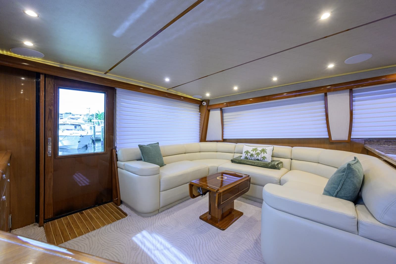 2002 Viking 61 Convertible - Photo 36