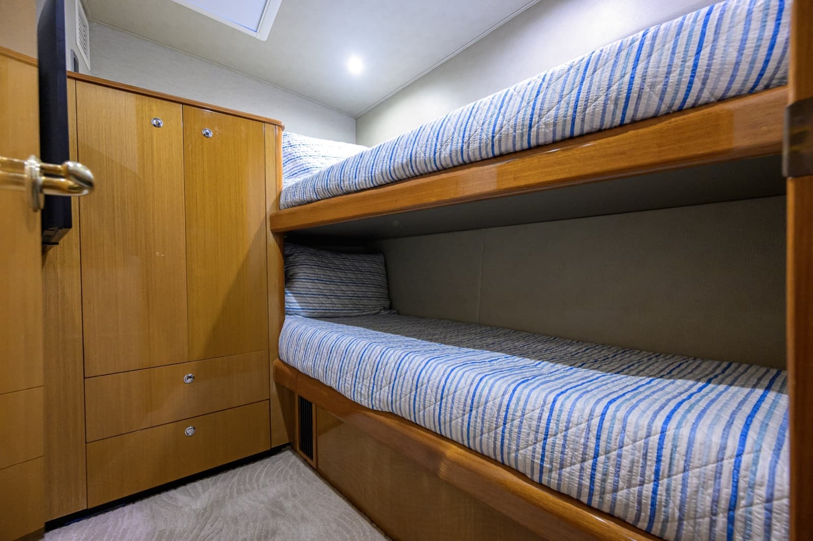 2002 Viking 61 Convertible - Photo 58