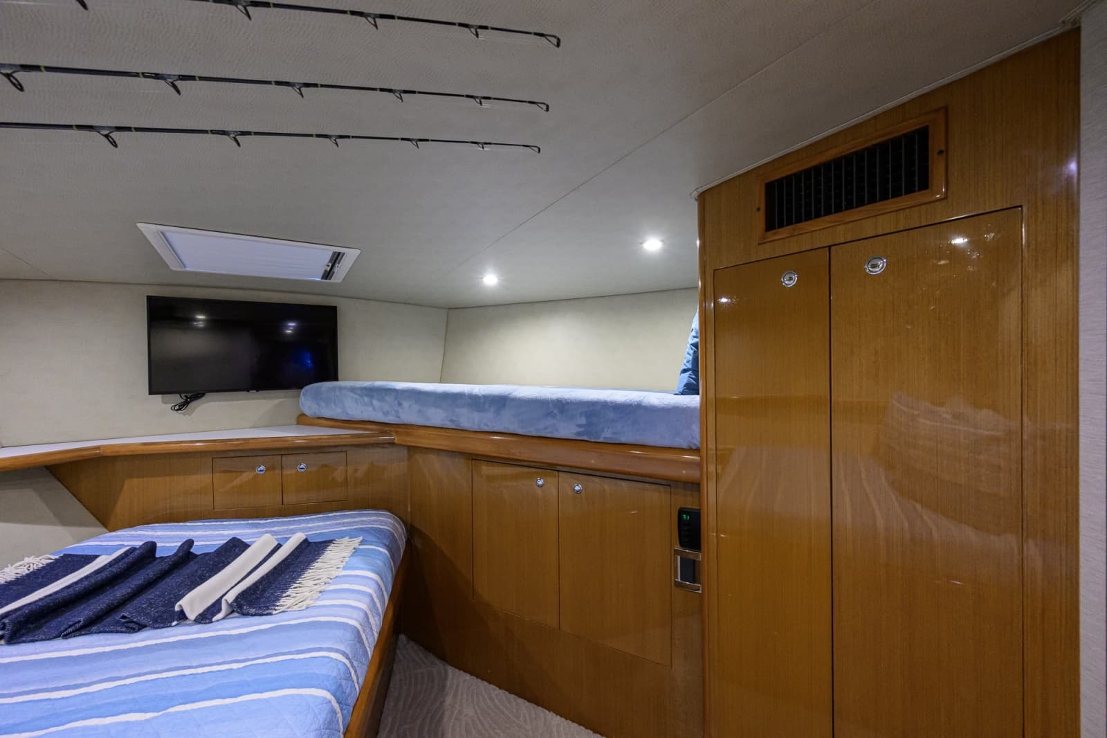 2002 Viking 61 Convertible - Photo 72