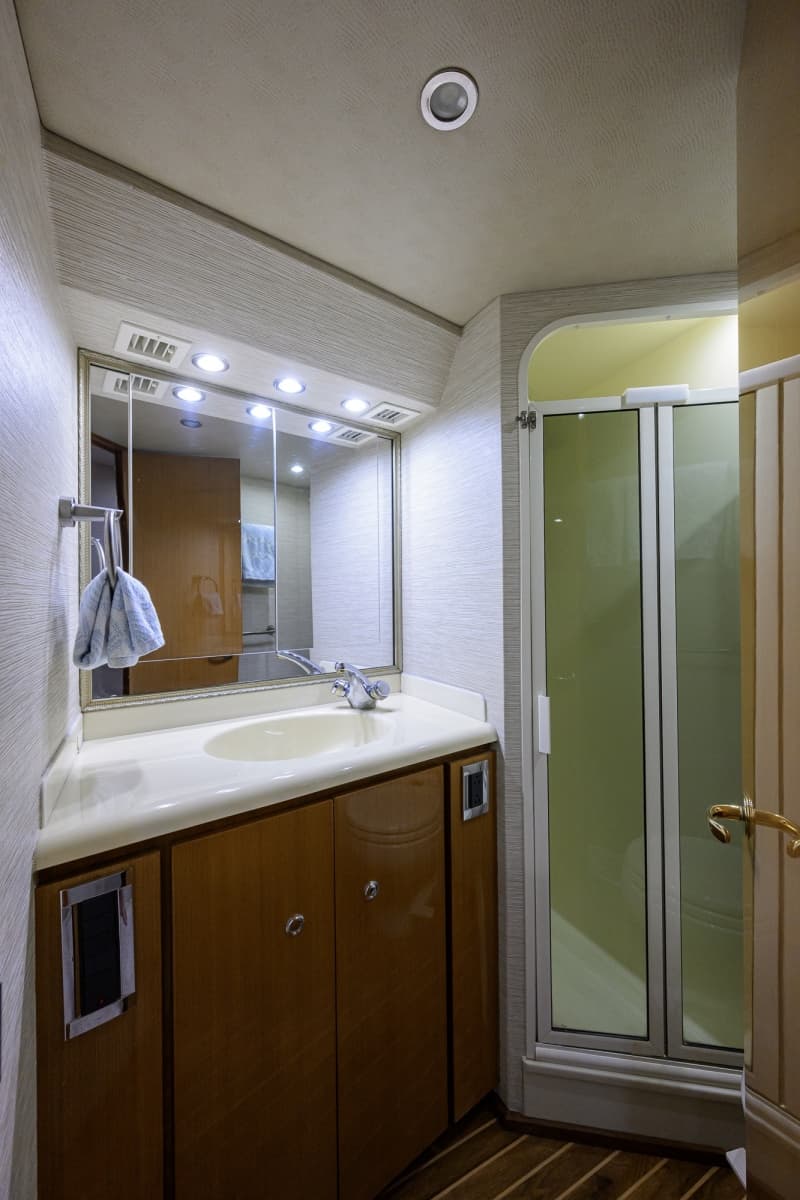 2002 Viking 61 Convertible - Photo 66