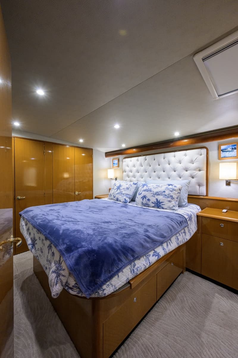 2002 Viking 61 Convertible - Photo 64
