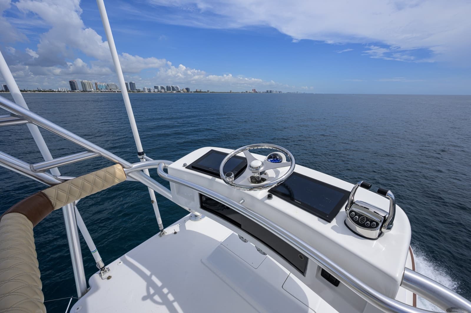 2002 Viking 61 Convertible - Photo 31