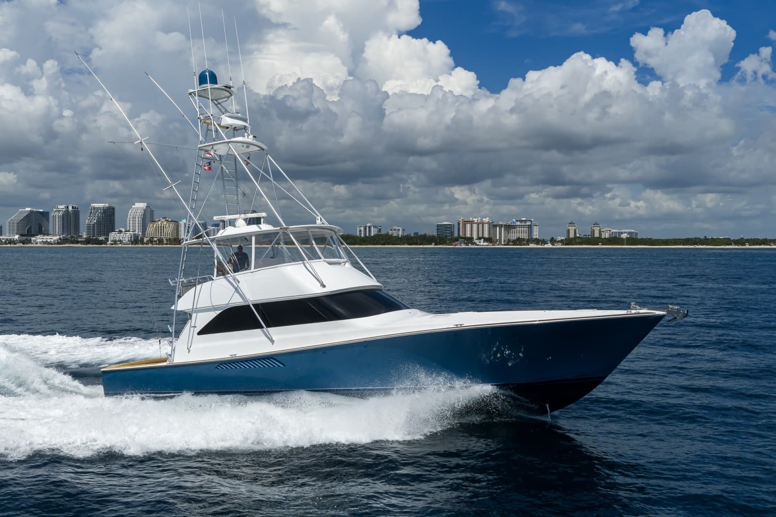 2002 Viking 61 Convertible - Photo 19