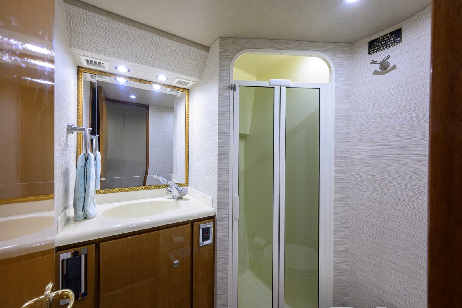 2002 Viking 61 Convertible - Photo 60