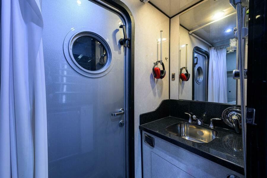 2004 Sea Force IX 82 Enclosed Bridge - Photo 59