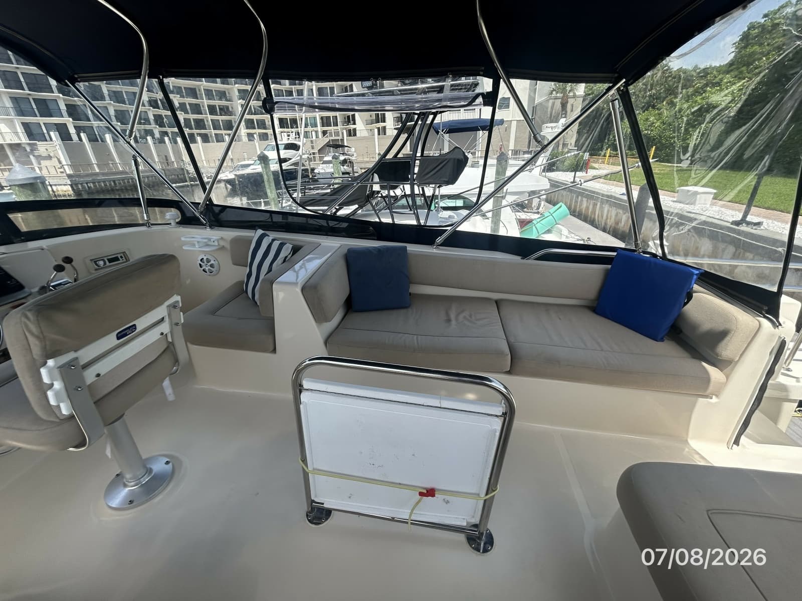 2004 Mainship 400 - Photo 18