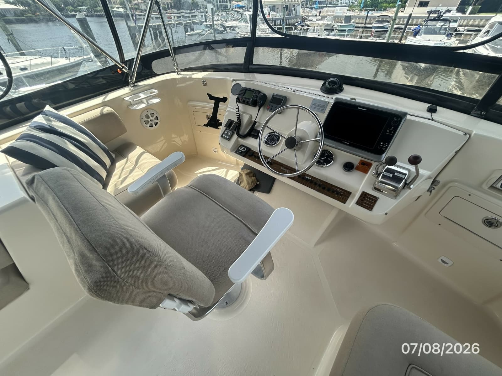 2004 Mainship 400 - Photo 19