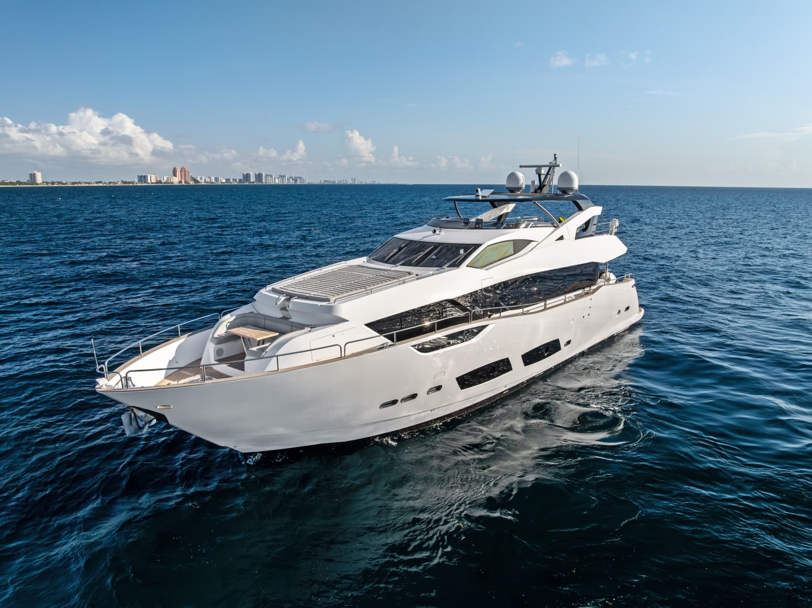 2024 Sunseeker 95 Yacht - Photo 2