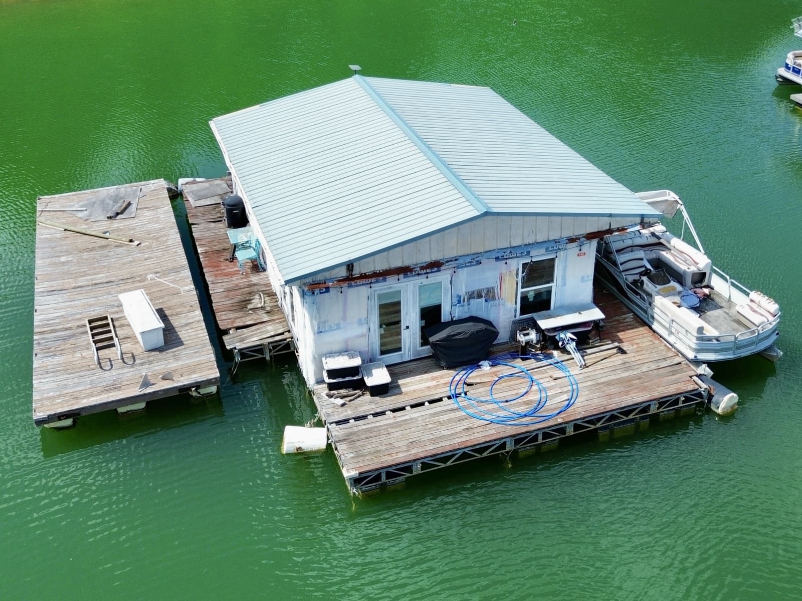 2000 Custom 22 x 30 Floating Cabin - Approx 660sqft - Photo 2