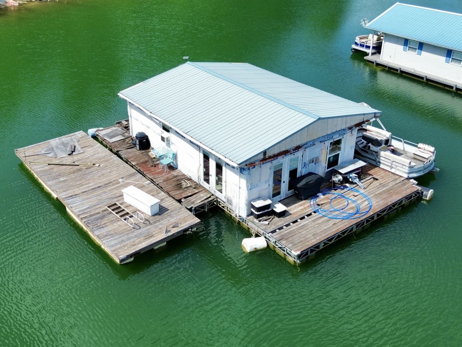 2000 Custom 22 x 30 Floating Cabin - Approx 660sqft - Photo 1