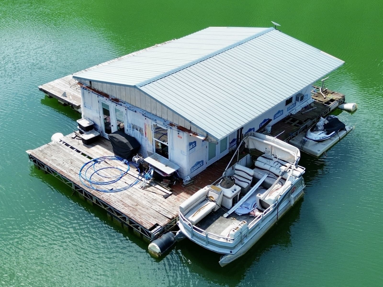 2000 Custom 22 x 30 Floating Cabin - Approx 660sqft - Photo 4