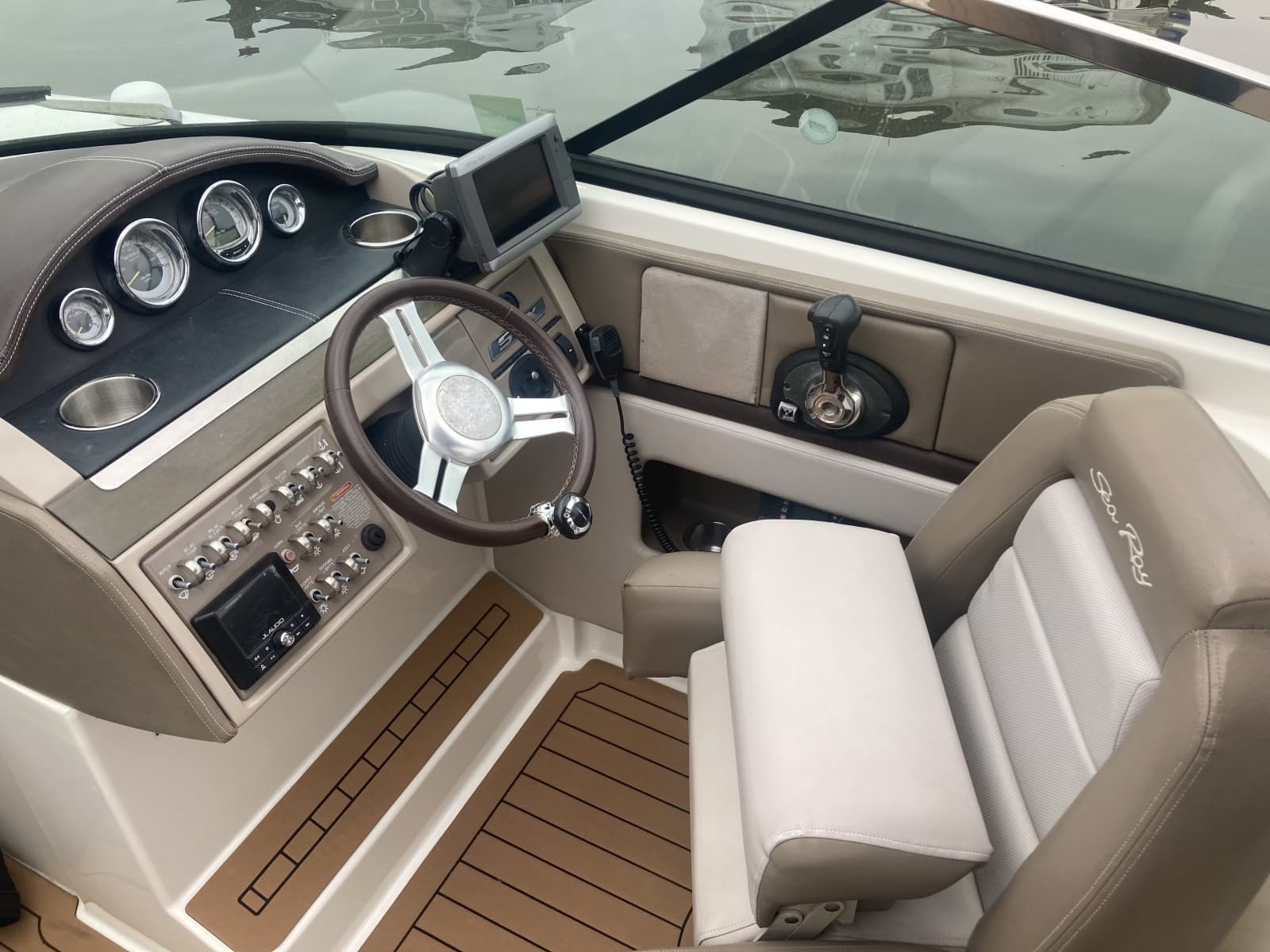 2011 Sea Ray 270 SLX - Photo 9