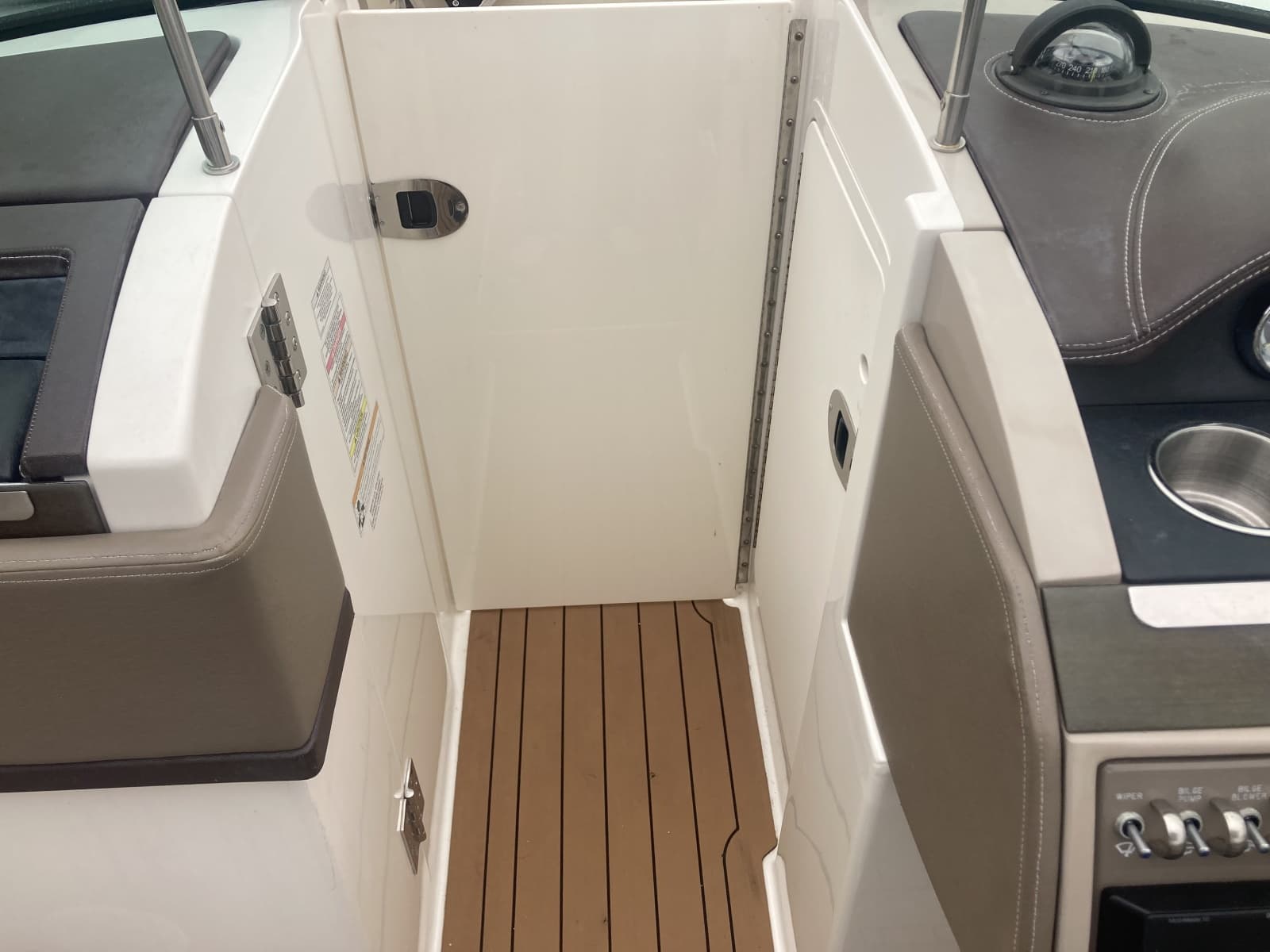 2011 Sea Ray 270 SLX - Photo 17