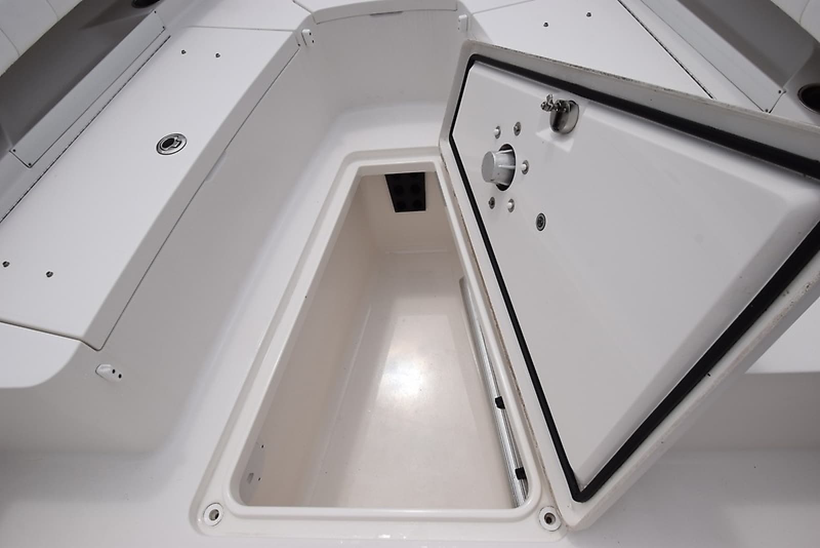 2012 Regulator 28 FS - Photo 31