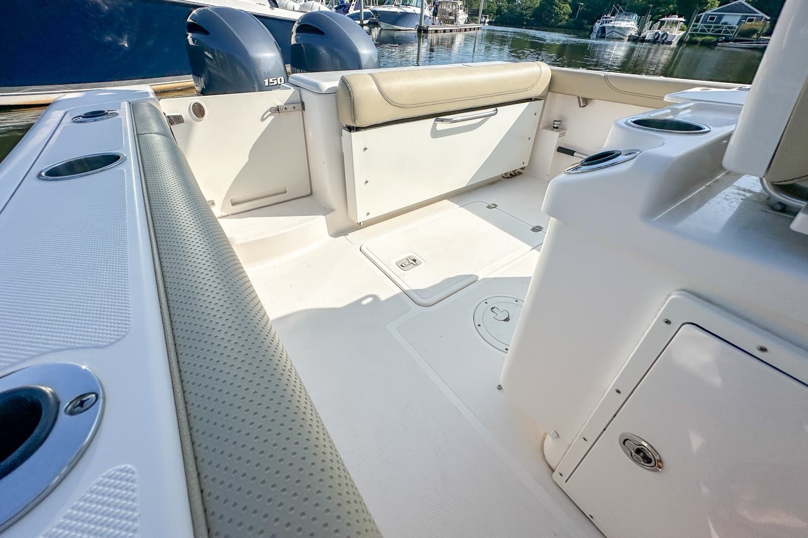 2018 Pursuit C 260 - Photo 28