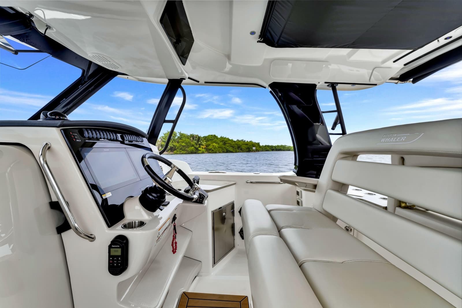 2023 Boston Whaler 350 Realm - Photo 21