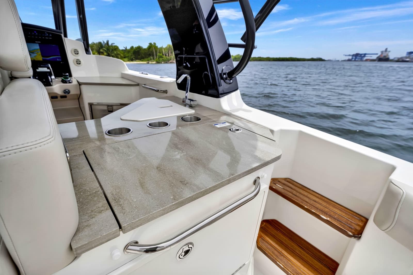 2023 Boston Whaler 350 Realm - Photo 18