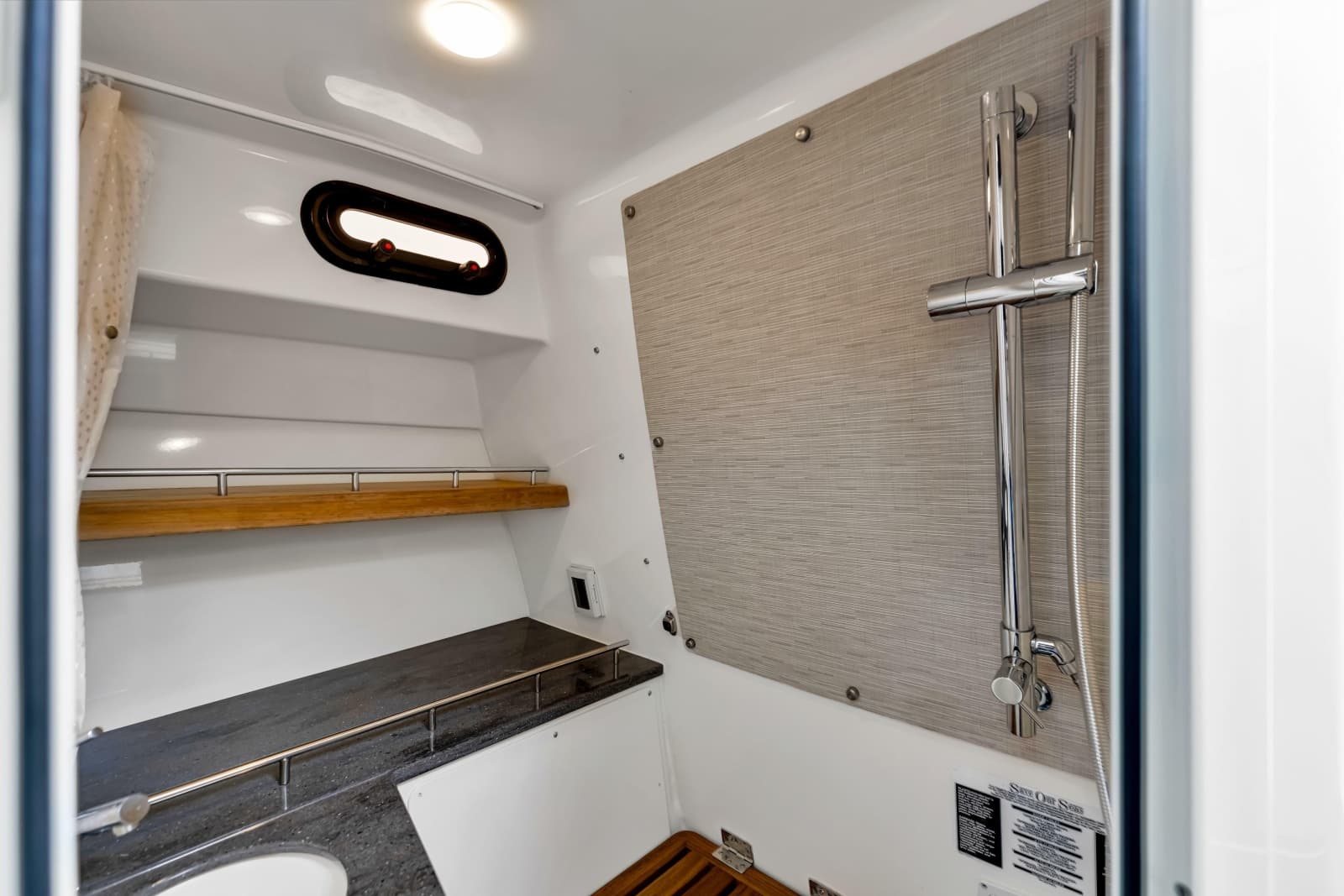2023 Boston Whaler 350 Realm - Photo 27